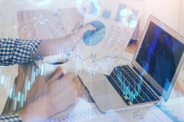 Borsa grafiği ile çift pozlama elleri. Araştırma ve analiz kavramı.