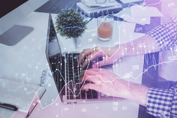 Doble exposición del gráfico con el hombre escribiendo en el ordenador en la oficina en segundo plano. Concepto de trabajo duro . — Foto de Stock