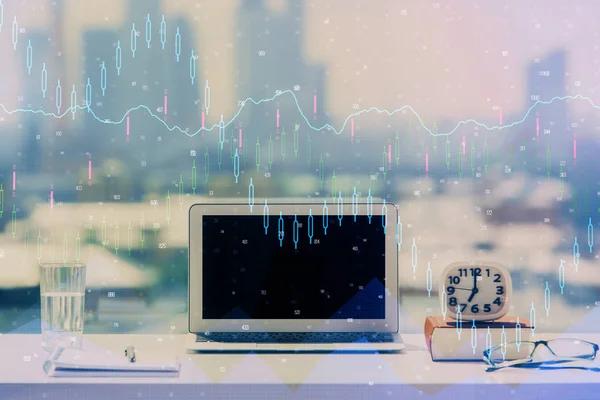 Holograma gráfico del mercado financiero y computadora personal en segundo plano. Exposición múltiple. Concepto de forex. — Foto de Stock