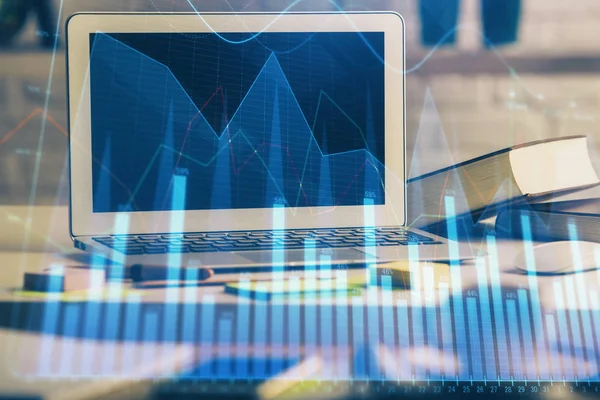 Forex piaci grafikon hologram és személyi számítógép a háttérben. Dupla expozíció. A beruházás fogalma. — Stock Fotó