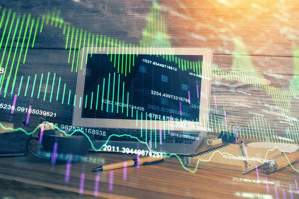 Multi-Exposition von Forex-Graph und Arbeitsraum mit Computer. Konzept des internationalen Online-Handels. — Stockfoto