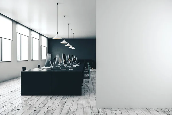 Сучасний офіс з макетною білою стіною — стокове фото