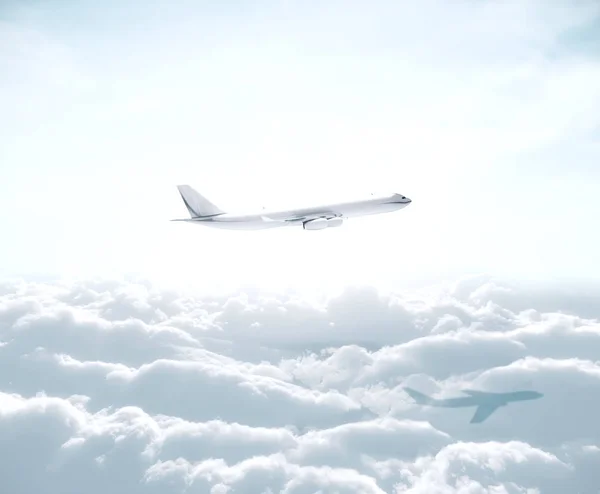 Bulutların üzerinde uçan büyük uçak — Stok fotoğraf