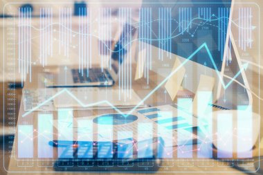 Grafik ve finansal bilgilere ve bilgisayar geçmişi olan çalışma alanına çoklu maruz kalma. Uluslararası çevrimiçi ticaret kavramı.
