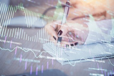 Forex grafik huds ile notlar yapma ellerin çoklu pozlama. Borsa konsepti.