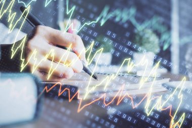Finansal Forex çizelgeleri kadınların el notları arka plan alarak görüntülenir. Araştırma kavramı. Çift Pozlama