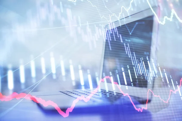 Forex Grafiek hologram op tafel met computer achtergrond. Meervoudige blootstelling. Begrip financiële markten. — Stockfoto