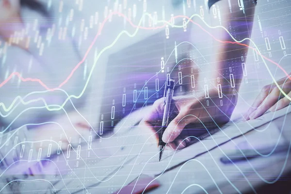 Een vrouw handen schrijven informatie over aandelenmarkt in Kladblok. Forex Grafiek hologrammen vooraan. Concept van onderzoek. Dubbele belichting — Stockfoto
