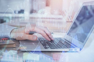 Arka planda dizüstü bilgisayar üzerinde çalışan adam ile borsa grafiği çift pozlama. Finansal analiz kavramı.