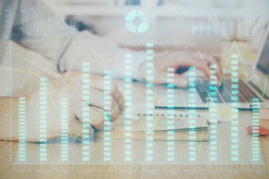 Adam ile mali grafik multi pozlama arka planda ofiste çalışır. Analiz kavramı.