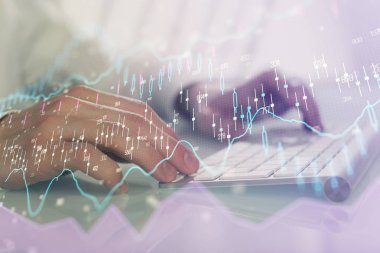 Arka planda ofiste bilgisayarda yazan adam ile grafik çift pozlama. Sıkı çalışma kavramı.