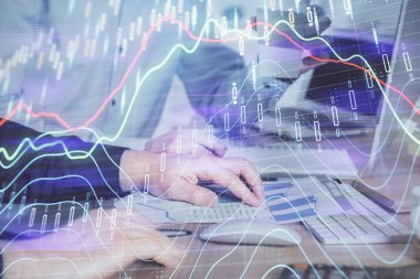 Adam arka planda ofiste bilgisayarda yazarak grafik Multi pozlama. Zor iş kavramı.