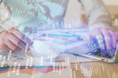 Arka planda ofiste bilgisayarda çalışan işadamı ile Forex grafiği. Sert çalışma kavramı. Çift Pozlama.