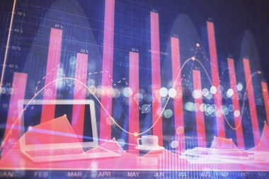 Masası ve kişisel bilgisayarı olan borsa grafiği. Çifte maruziyet. Mali analiz kavramı.