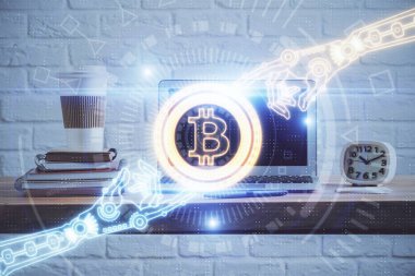 Blockchain temalı holograma ve bilgisayar arkaplanlı masaya çoklu maruz kalma. Bitcoin şifreleme para birimi kavramı.
