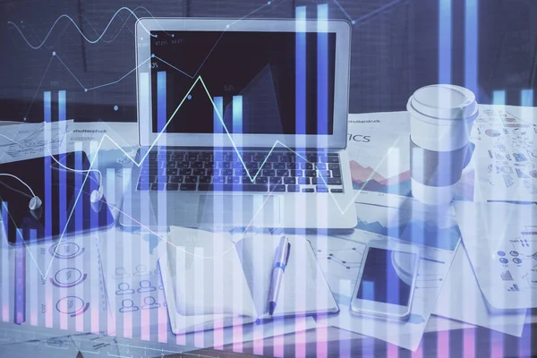 Holograma gráfico de Forex en la tabla con el fondo de la computadora. Doble exposición. Concepto de mercados financieros. —  Fotos de Stock