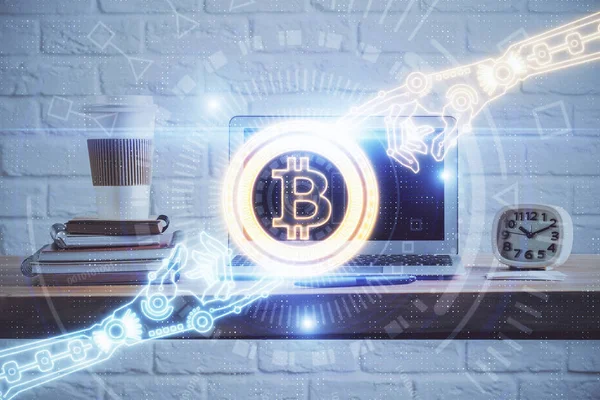 Blockchain temalı holograma ve bilgisayar arkaplanlı masaya çoklu maruz kalma. Bitcoin şifreleme para birimi kavramı. — Stok fotoğraf
