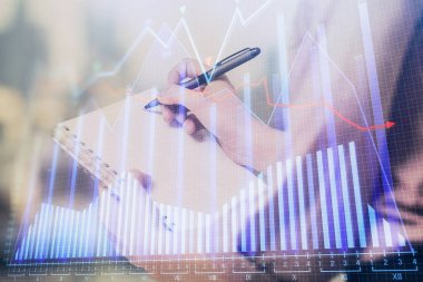 Forex grafik huds ile notlar yapma ellerin çoklu pozlama. Borsa konsepti.