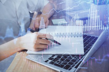 Finansal grafikler WOMANS el notları arka plan alarak görüntülenir. Araştırma kavramı. Çift Pozlama