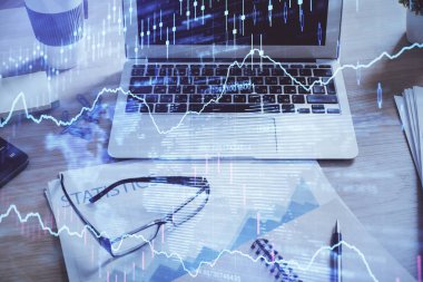 Finansal tablo çizimi ve arka planda bilgisayar olan bir tablo. Çifte maruziyet. Uluslararası pazarlar kavramı.