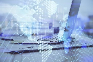 Masası ve kişisel bilgisayarı olan borsa grafiği. Çifte maruziyet. Mali analiz kavramı.