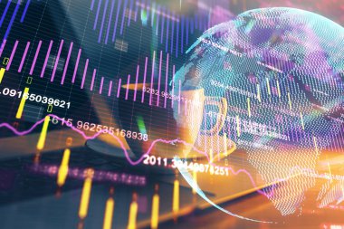 Grafik ve finansal bilgilere ve bilgisayar geçmişi olan çalışma alanına çoklu maruz kalma. Uluslararası çevrimiçi ticaret kavramı.