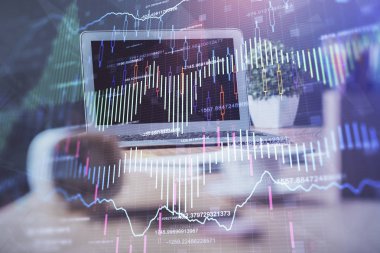 Kişisel bilgisayar arkaplanına çizilmiş borsa hologramı. Çoklu maruz kalma. Yatırım kavramı.