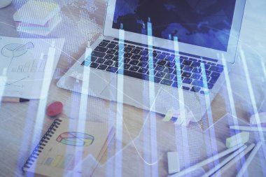 Arka planda eski pazar grafik hologramı ve kişisel bilgisayar var. Çifte maruziyet. Yatırım kavramı.