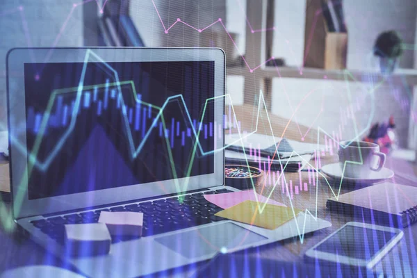 株式市場のグラフとコンピュータの背景を持つテーブル。多重露光。金融分析の概念. — ストック写真