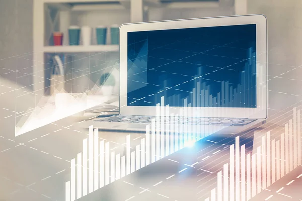 Gráfico de mercado de ações em segundo plano com mesa e computador pessoal. Dupla exposição. Conceito de análise financeira. — Fotografia de Stock