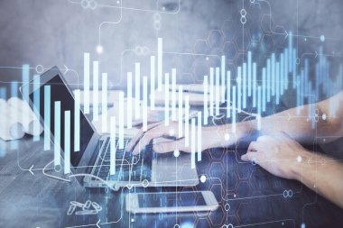 Arka planda bilgisayarla çalışan bir adamla iki kez ön x çizelgesine maruz kaldık. Pazar analizi kavramı.