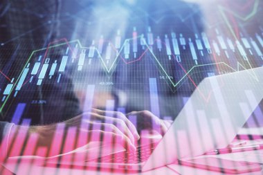 Arka planda bilgisayarda çalışan bir adamla piyasa grafiği iki katına çıktı. Mali analiz kavramı.