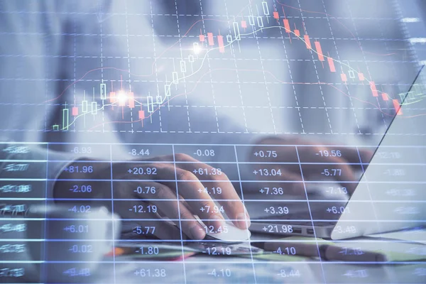 Arka planda bilgisayarda çalışan bir adamla ön x grafiğine iki kez maruz kalıyoruz. Pazar analizi kavramı.