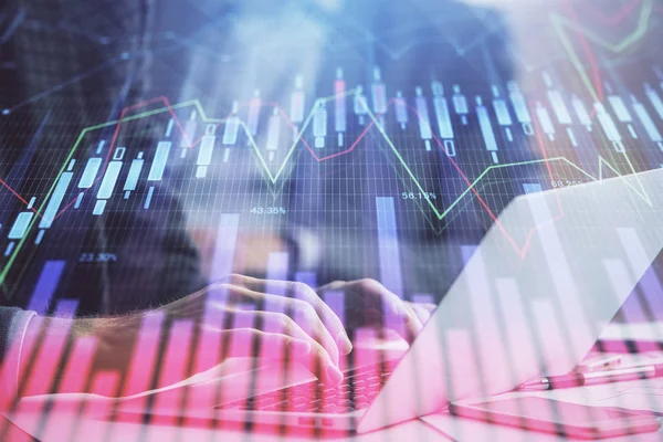 Arka planda bilgisayarda çalışan bir adamla piyasa grafiği iki katına çıktı. Mali analiz kavramı.