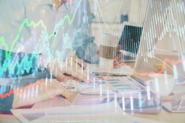 Adam arka planda ofiste bilgisayarda yazarak grafik Multi pozlama. Zor iş kavramı.