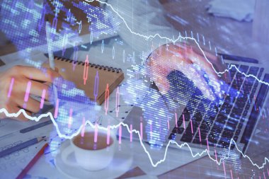 Arka planda ofiste bilgisayarda çalışan işadamı ile Forex grafiği. Sert çalışma kavramı. Çift Pozlama.