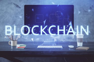 Blockchain temalı holograma ve bilgisayar arkaplanlı masaya çoklu maruz kalma. Bitcoin şifreleme para birimi kavramı.