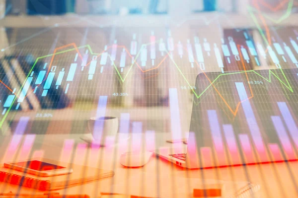 Börsendiagramm und Tabelle mit Computerhintergrund. Mehrfachbelichtung. Konzept der Finanzanalyse. — Stockfoto