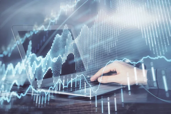 Dubbla exponerings händer med börsdiagram. Forsknings-och analys koncept. — Stockfoto