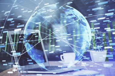 İş teması simgelerinin çoklu pozlandırılması ve bilgisayar geçmişi olan masa. Başarı kavramı.