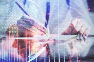Bir kadın eller Not defteri hisse senedi piyasası hakkında bilgi yazma. Ön Forex grafik hologramlar. Araştırma konsepti.