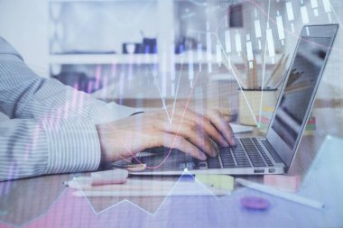 Arka planda dizüstü bilgisayar üzerinde çalışan adam ile borsa grafiği çift pozlama. Finansal analiz kavramı.