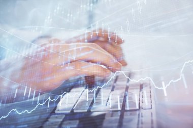 Arka planda ofiste bilgisayarda bilgisayarda yazan adam ile grafik çoklu pozlama. Sıkı çalışma kavramı. Closeup.