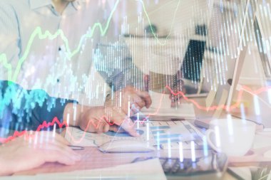 Adam arka planda ofiste bilgisayarda yazarak grafik Multi pozlama. Zor iş kavramı.