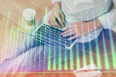 Arka planda ofiste bilgisayarda çalışan işadamı ile Forex grafiği. Analiz kavramı. Çift Pozlama.