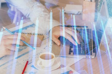 Arka planda ofiste bilgisayarda çalışan işadamı ile Forex grafiği. Sert çalışma kavramı. Çoklu pozlama.
