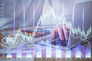 Arka planda ofiste bilgisayarda çalışan işadamı ile Forex grafiği. Sert çalışma kavramı. Çoklu pozlama.