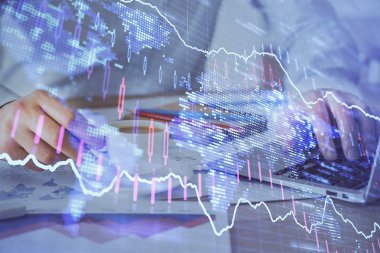 Arka planda ofiste bilgisayarda çalışan işadamı ile Forex grafiği. Sert çalışma kavramı. Çift Pozlama.