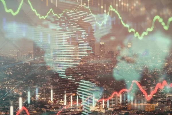 Gráfico financiero sobre paisaje nocturno de la ciudad con altos edificios de doble exposición de fondo. Concepto de análisis . —  Fotos de Stock