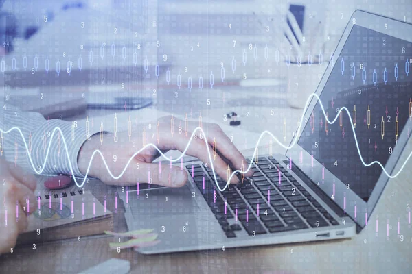 Multi exposición del gráfico del mercado de valores con el hombre que trabaja en el ordenador portátil en el fondo. Concepto de análisis financiero . — Foto de Stock